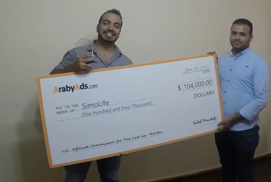 شيك من شبكة ArabyAds بقيمة 104000 دولار لسيمو لايف بتاريخ 16 يونيو 2016 كعمولات ستة أشهر